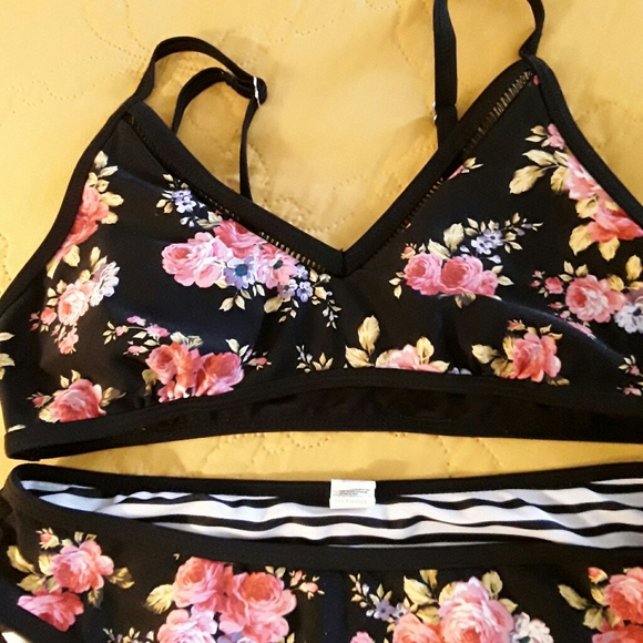 Cupshe Floral Swimsuit - Size Small - Picture 3 of 12